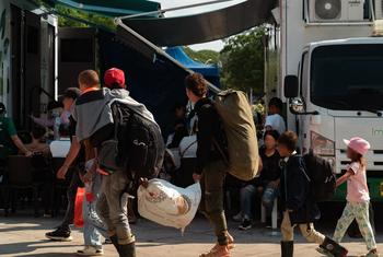Displaced people from Catatumbo arrive at General Santander Stadium in Cúcuta.