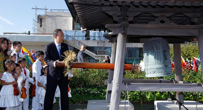 Secretary-General Ban Ki-moon rings the Peace Bell at the annual ceremony marking the International Day of Peace. Secretary-General Ban Ki-moon rings the Peace Bell at the annual ceremony marking the International Day of Peace.
